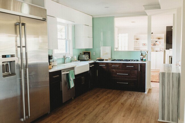 Building Photo - Call Peggy 501 676 1758