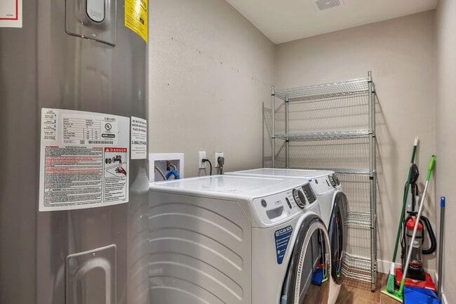 Building Photo - Tempe 6-Bedroom Home Featuring Large Turf Yard & Ideal Location