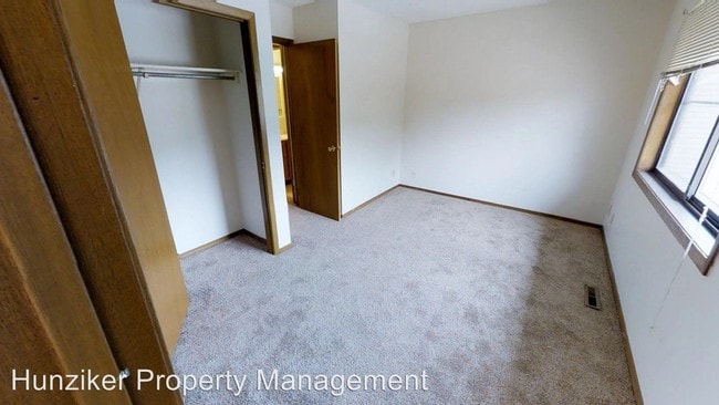 Building Photo - 211 S Sheldon Ave