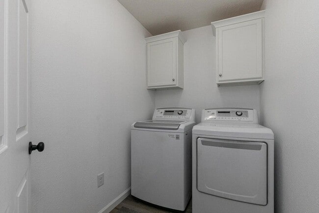 Building Photo - Updated 3 bedroom 2 bathroom 2 car garage ...