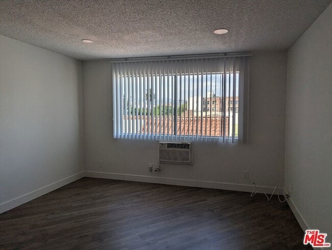 Building Photo - 310 S Kenmore Ave