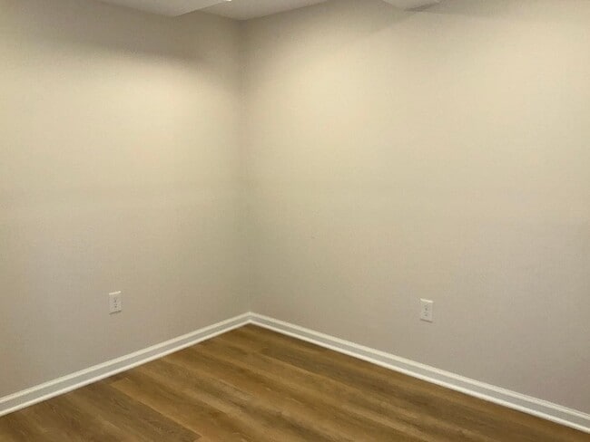 Building Photo - Very well maintained 3 bedroom 2 full 1 half bath town home located in the desired Stonebridge Co...