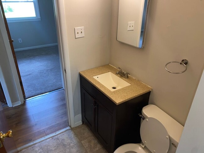 Building Photo - Quaint three bedroom, two bath all electri...