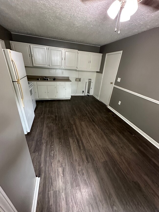Building Photo - 1102 Capri Dr