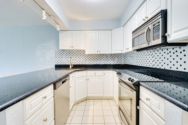 Building Photo - Charming Beachside 1-Bedroom Condo – Available Now