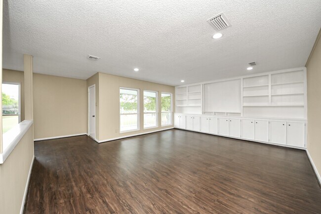 Building Photo - 5 Tiffany Square