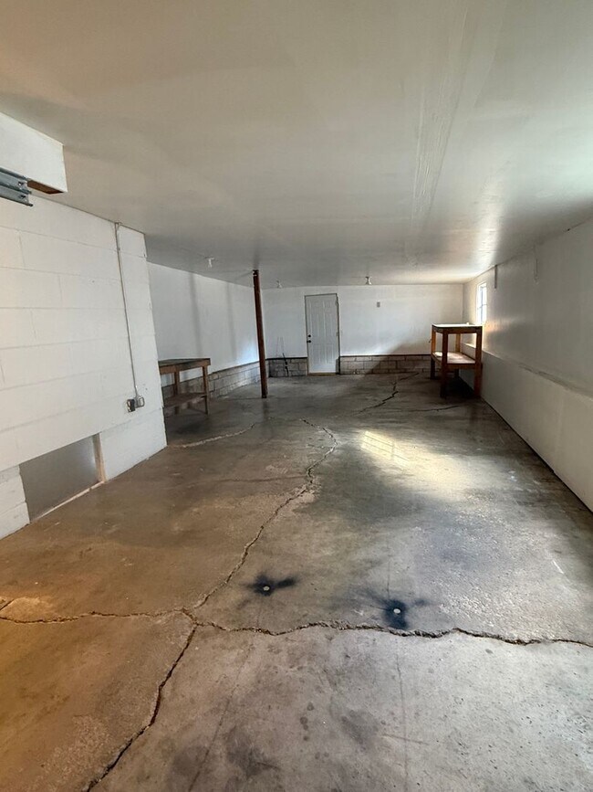 Building Photo - West Side 3 bedroom, 2 bathroom home for rent
