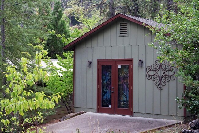 Building Photo - Don't miss this amazing opportunity to rent a higher end home nestled in the trees in the coveted...