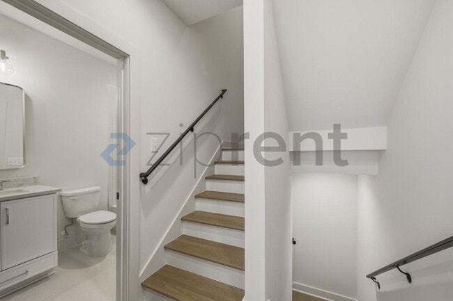 Building Photo - 425 S Walker St