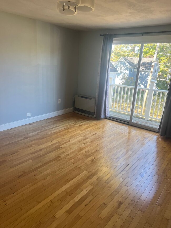 Building Photo - Condo close to downtown Kittery Maine and ...