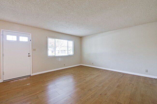 Building Photo - 2 Bedroom Condo Style Unit in South San Jo...