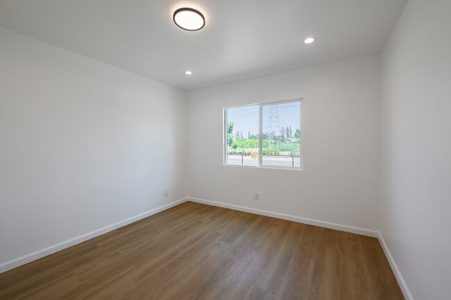 Building Photo - 6557 Darwell Ave