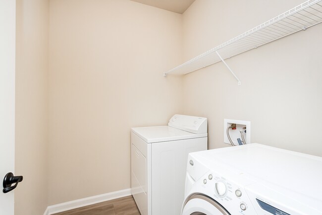 Building Photo - 2948 S Roth Ave