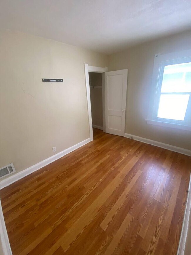 Building Photo - 2 BED 1 BATH