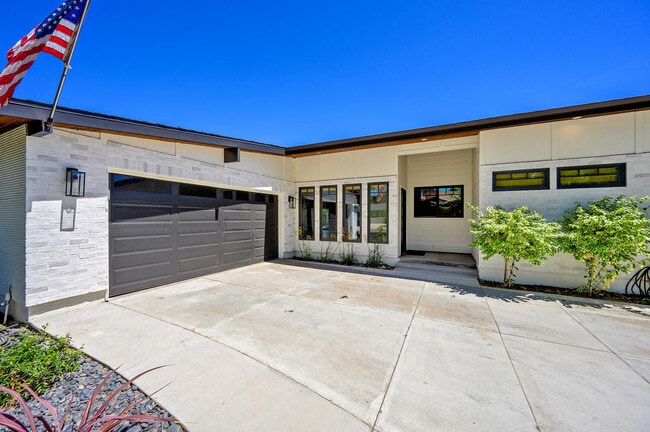 Building Photo - 11192 Martha Ann Dr