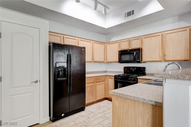 Building Photo - 2305 W Horizon Ridge Pkwy