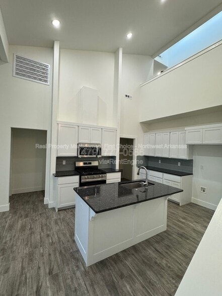 Building Photo - 720 Sun Meadow Dr