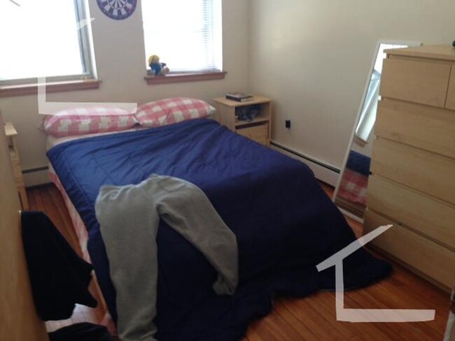 Building Photo - Cozy Studio w/ separated Kitchen!