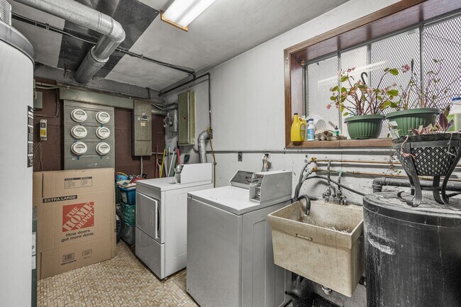 Building Photo - Updated Spacious 2BR/1 Bath Apartment Avai...