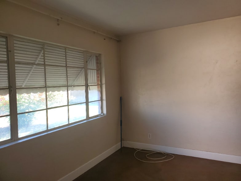 Building Photo - 2328 W Orange Dr