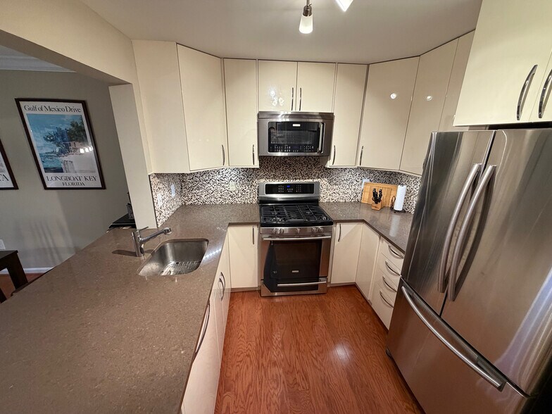 Kitchen - 5565 Seminary Rd