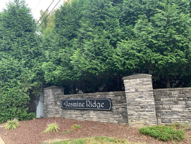 Building Photo - Beautiful 3 Bedroom Townhome in Raleigh near beautiful park! Apply Now!