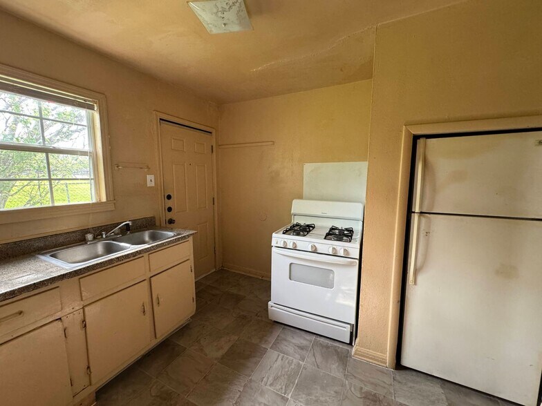 Building Photo - 722 Sutton Dr