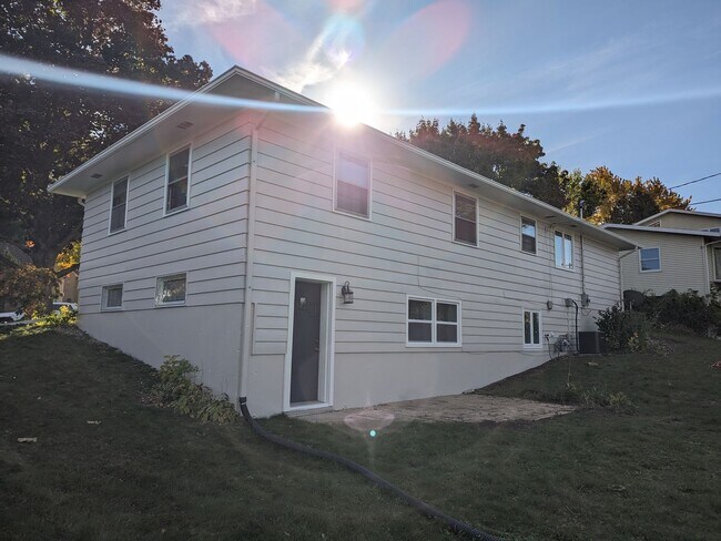 Building Photo - 714 N Meadow Ln