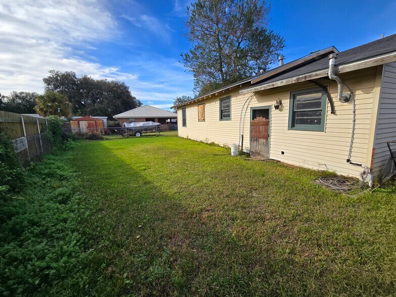 Building Photo - 205 W Broussard St