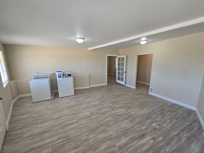 Building Photo - Spacious 3 bed on Fully Fenced 2 acres