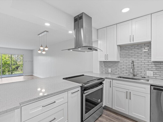 Building Photo - 3150 N Palm Aire Dr