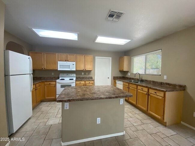 Building Photo - 4018 E Tether Trail