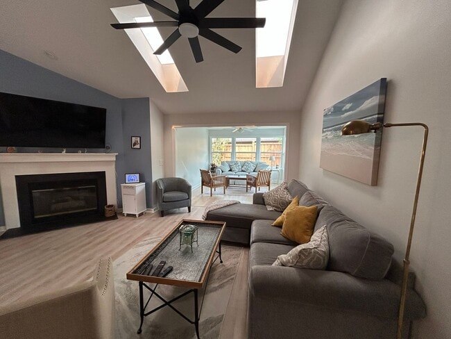 Building Photo - 6-month SUMMER rental within minutes of Wrightsville Beach!