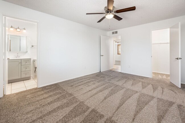 Building Photo - 3/2 sfh 2 car garage, huge yard 35th Ave &...