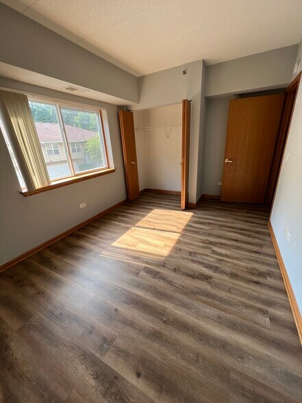 Building Photo - 943 Elderberry Cir