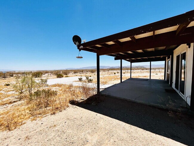 Building Photo - Quiet 2 bd House Surrounded by Open Desert