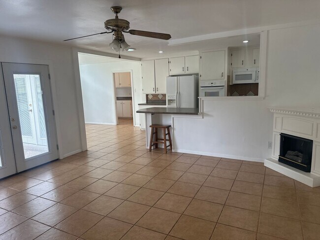 Building Photo - 2213 Suanne Dr