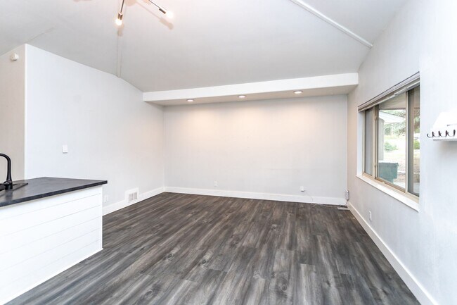 Building Photo - Beautiful 2-Bedroom, 2-Bath Home in Desirable Southwest Colorado Springs!