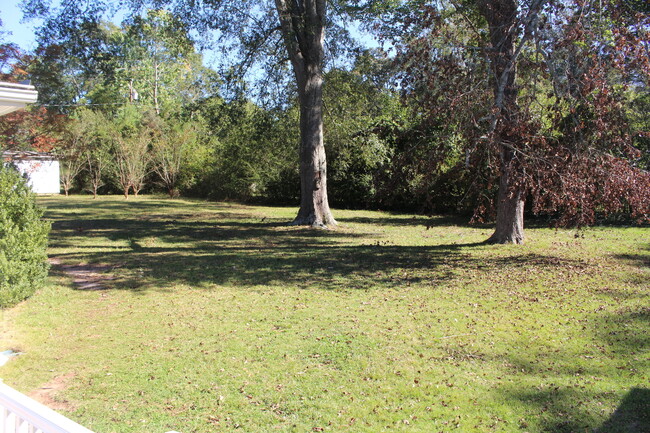 Building Photo - 3 Bed/2 Bath Home Right Next to Walker Gol...