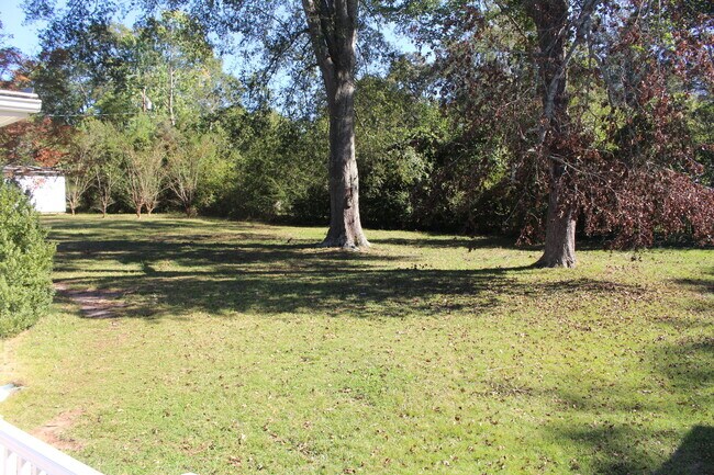 Building Photo - 3 Bed/2 Bath Home Right Next to Walker Golf Course!