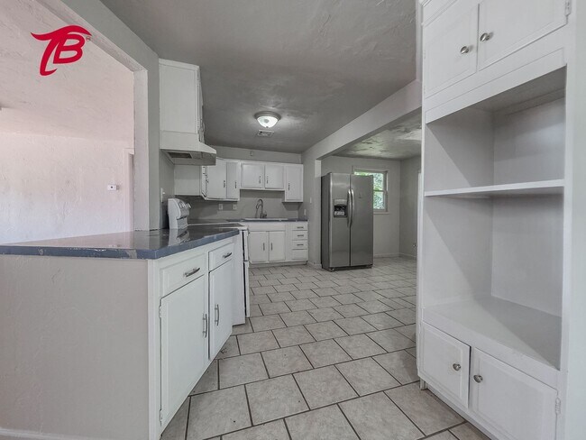 Building Photo - 2025 S Emco Dr