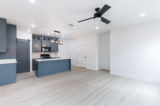 Building Photo - 1704 Elkhart Ave