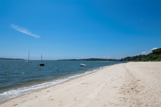 Building Photo - 4075 Pequash Ave