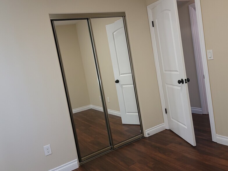 Building Photo - 1719 W 39th Pl