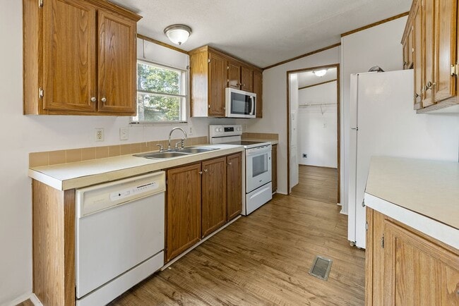 Building Photo - 182 Carmen Blvd