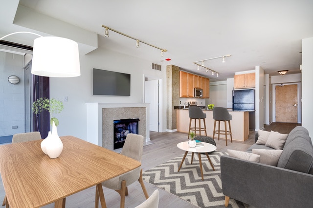 Building Photo - 1212 N Wells St