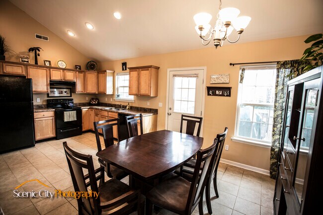 Building Photo - 1914 Dupont St