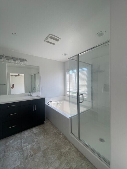 Building Photo - 24255 Lilac Ln