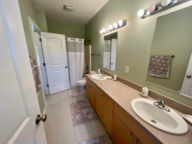 Building Photo - 3-bedroom, 2.5 bathroom partially furnished home in Saint Joseph