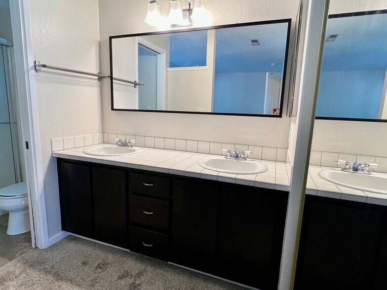 Master bedroom vanity - 7520 Silvertree Ln